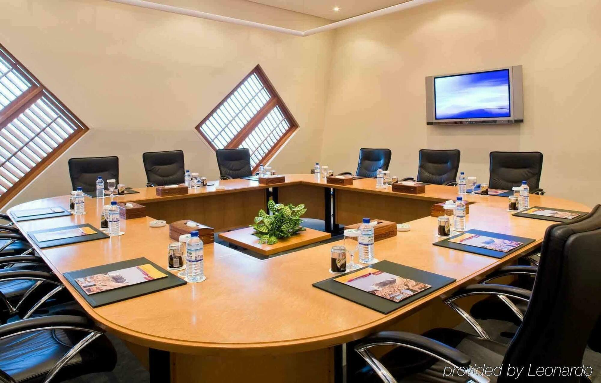 Hotel Oryx Grand Jebel Hafeet 4*
